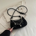 Borsa chic nera a mezzaluna con catena argentata e ciondoli di perle da donna - Nero