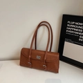 Bolso baguette vintage marrón con cierre giratorio plateado y textura de cuero - Marrón