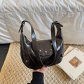 Bolso de hombro vintage marrón oscuro brillante tipo media luna con remaches - Negro