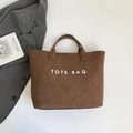 Braune Shopper-Tasche aus Wildlederimitat mit weißem TOTE BAG Schriftzug für Damen - Braun