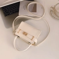 Borsa a tracolla bianco crema con trama a litchi e chiusura ad anello dorato lucido - Bianco