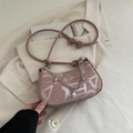Borsa hobo rosa in ecopelle con stampe astratte e catena decorativa in argento e ciondoli - Rosa