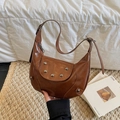Bolso de hombro tipo media luna marrón oscuro con tachuelas plateadas y correa ajustable - Marrón