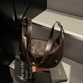 Bolso de hombro vintage marrón oscuro con remaches plateados y correas finas - café