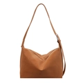 Klassische braune Hobo-Tasche mit breitem Gurt aus mattem Leder auf weißem Hintergrund - Braun