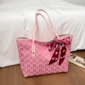 Dettaglio della borsa da sposa rosa con motivo a doppia felicità rosso e fiocco di seta - Rosa