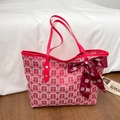 Dettaglio della borsa tote da sposa intrecciata rossa con sciarpa di seta e motivi Xi - Rosso