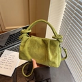 Borsa a nuvola verde erba in camoscio con manico annodato in un ufficio informale - Verde