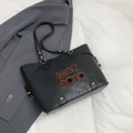 Schwarze PU-Leder Tote Bag mit flauschigen Buchstaben-Patches und goldenen Nieten - Schwarz