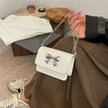 Weiße kleine Umhängetasche mit silberner Schleife und Metallkette für Damen - Weiß