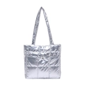 Silberne gesteppte Tragetasche mit Metallic-Finish und Druckknopf-Fronttasche - Silber