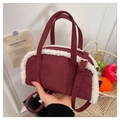Borsa a cuscino bordeaux in pelle scamosciata con bordo in peluche e tracolla - Rosso