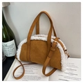 Borsa Boston in pelle scamosciata marrone con finiture in shearling bianco - Marrone