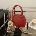 Sac à main Boston vintage rouge avec bandoulière réglable et charmant mouton en peluche - Avec Pendentif / Rouge