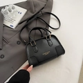 Klassische matte schwarze Boston-Tasche aus Leder mit goldenen Beschlägen und Gurt - Schwarz