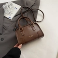 Braune Handtasche aus Kunstleder mit Tragegriffen und abnehmbarem Schultergurt - Kaffeebraun