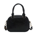Schicke kleine schwarze quadratische Tasche mit Prägung und goldener Hardware auf Weiß - Schwarz ohne Anhänger