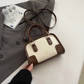 Schicke cremefarbene und dunkelbraune Handtasche mit Griff und Umhängeriemen - Weiß und Braun