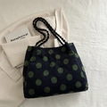 Borsa tote invernale casual in maglia blu scuro con pois verdi e manici in corda - Verde