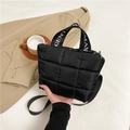 Zwarte gewatteerde puffer handtas met logo handvat voor dames crossbody gebruik - Zwart