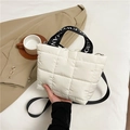 Witte gewatteerde puffer handtas met Gentlewoman logo bandjes en zwarte schouderriem - Wit