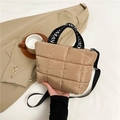 Gewatteerde nylon draagtas in kaki bruin met logo hengsels en schouderband - Khaki