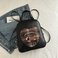 Linda mochila de cuero sintético negro con un teckel bordado y detalle de corazón - Negro