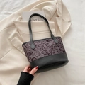 Schultertasche mit Leopardenmuster in dunklem Lila und schwarzem Lederbesatz - Schwarz