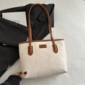 Borsa tote minimalista crema con trama a onde e cinturini in pelle marrone - Marrone