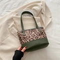 Schicke Beuteltasche mit Leopardenmuster, dunkelgrünen Ledergriffen und Trapez-Struktur - Grün