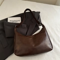 Bolso hobo marrón oscuro en cuero sintético brillante con correa ajustable - Marrón