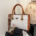Borsa tote vintage bianca e marrone con motivo a griglia e ampia tracolla regolabile - Bianco
