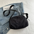 Schlichte schwarze Nylon-Umhängetasche mit Frontreißverschluss und Gurtband - Schwarz
