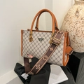 Elegante borsa tote in tela monogram beige con finiture in pelle marrone e tracolla larga - Cachi