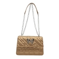 Stepptasche in Champagner-Gold mit silberner Schmetterlingsschnalle und Kettenträger - Gold