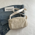 Minimalistische beige quadratische Umhängetasche aus Nylon mit breitem Gurt für Damen - Khaki