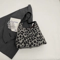 Borsa sottobraccio leopardata in peluche con tracolla in pelle per l'inverno - Bianco Sporco