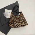 Borsa a spalla leopardata in ecopelliccia con spalline in pelle nera per l'autunno - Cachi