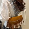 Borsa a mezzaluna in finto camoscio marrone con frange e tracolla larga tessuta - Marrone