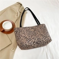 Borsa tote leopardata con manici neri e dettagli dorati su sfondo di tessuto bianco - Leopardo Beige