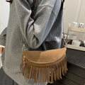 Borsa a mezzaluna marrone con frange e tracolla larga ricamata in stile vintage - Cachi