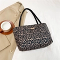 Borsa tote alla moda con stampa leopardata, tracolla nera e dettaglio in metallo dorato - Stampa Leopardata Nero
