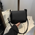 Borsa a tracolla minimalista in pelle nera con patta a motivi ondulati e dettagli annodati - Nero
