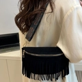Borsa a tracolla in camoscio nero con frange e tracolla larga in stile etnico - Nero