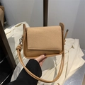Borsa a tracolla moderna color cammello con patta testurizzata e nodo decorativo - Cachi