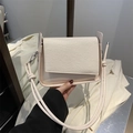 Borsa a tracolla beige strutturata con patta testurizzata a onde e tracolla con nodi - Bianco Sporco