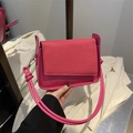 Borsa a tracolla rosa acceso minimalista con patta testurizzata e cinturino sottile - Rosa Rosso