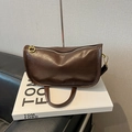 Sac bandoulière rétro en cuir marron foncé avec détails dorés et logo mode - Café Foncé (Sans Pendentif)