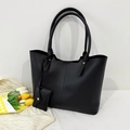 Bolso tote negro de cuero mate con monedero desmontable a juego y colgante decorativo - Negro
