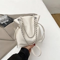 Sac seau chic blanc cassé avec cordon de serrage, chaînes en métal et cuir synthétique doux - Blanc